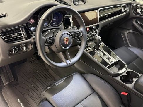 Certified 2025 Porsche Macan image 4