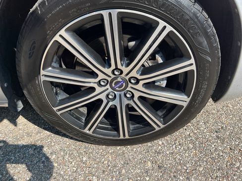 Used 2017 Volvo S60 T5 Inscription Platinum w/ Climate Package AWD/4WD image 11