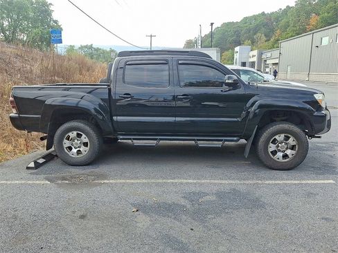 Used 2015 Toyota Tacoma 4x4 Double Cab w/ TRD Sport Package image 4