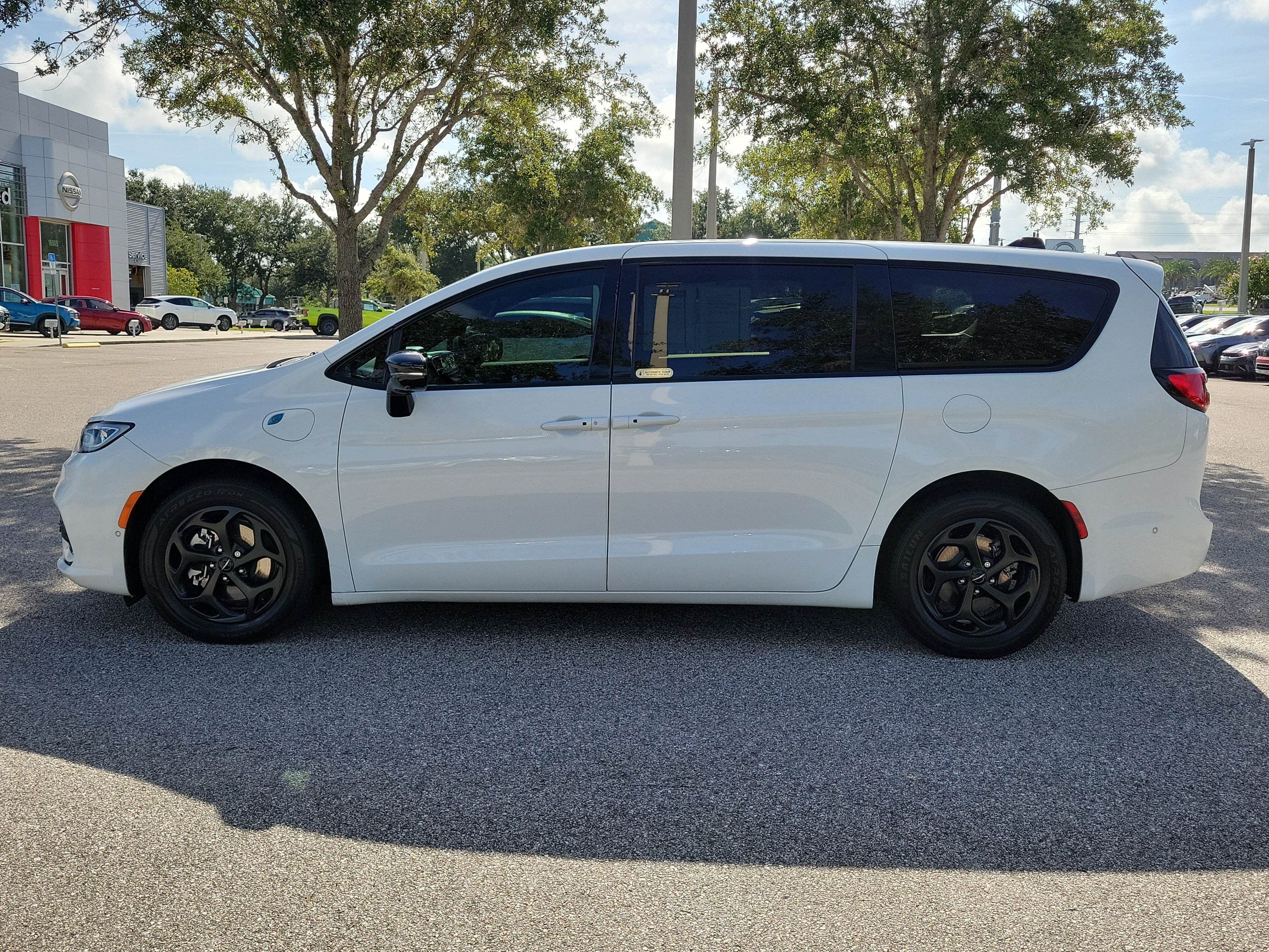 Used 2024 Chrysler Pacifica Limited FWD image 9