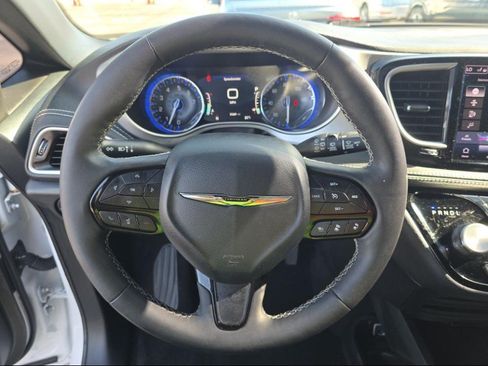 Used 2023 Chrysler Pacifica Touring-L w/ S Appearance Package FWD image 8