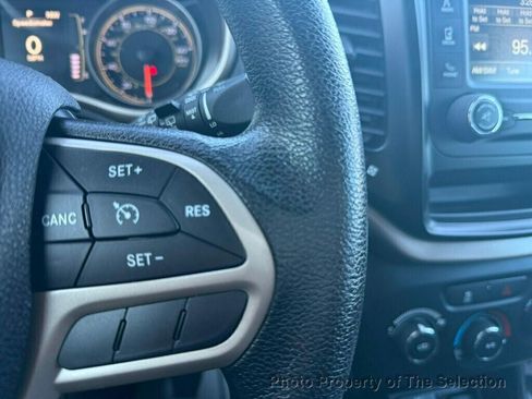 Used 2017 Jeep Cherokee Sport image 21