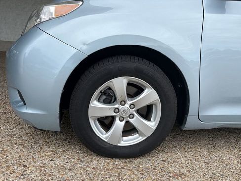 Used 2015 Toyota Sienna LE FWD image 32