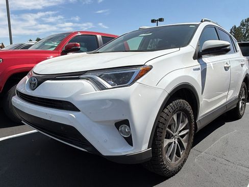 Used 2017 Toyota RAV4 XLE w/ Convenience Package AWD/4WD image 4