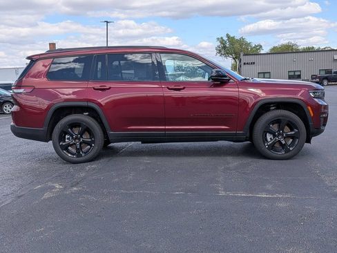 Used 2025 Jeep Grand Cherokee L Limited w/ Black Appearance Package AWD/4WD image 8
