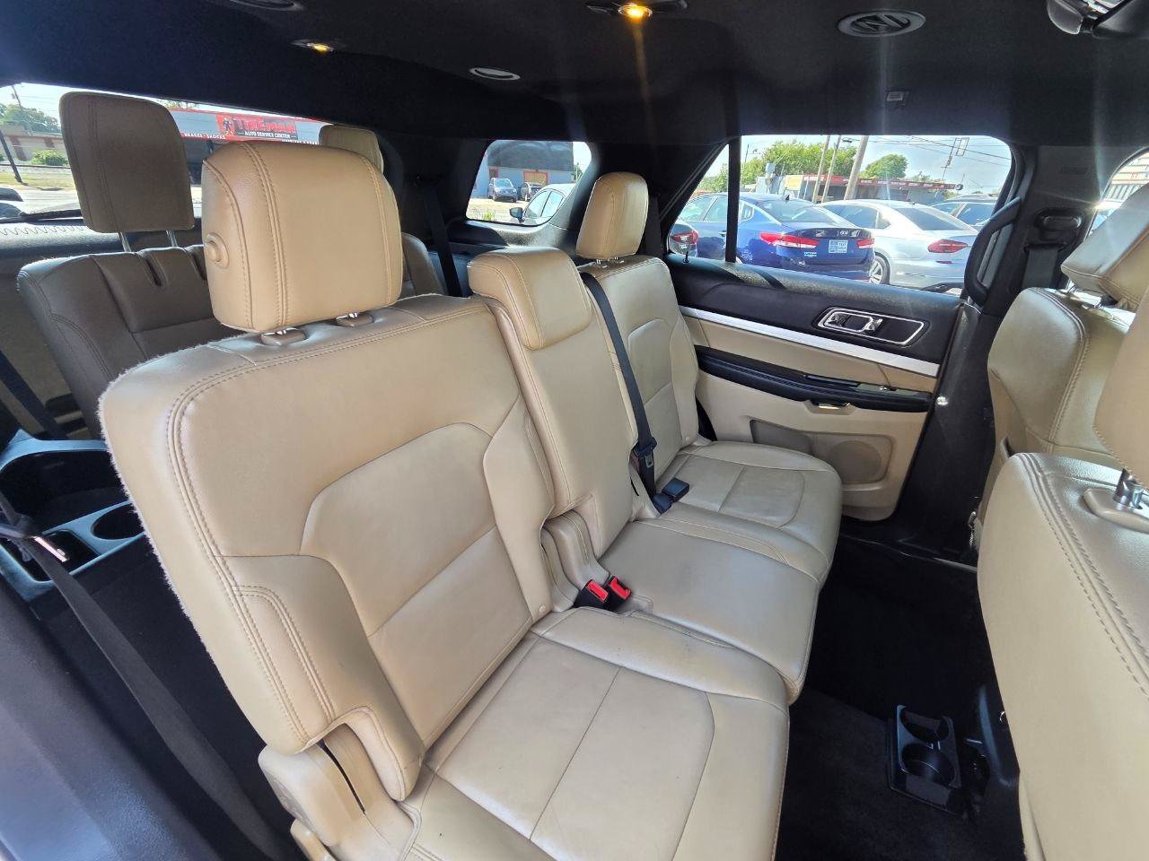 Used 2017 Ford Explorer XLT w/ Equipment Group 202A FWD image 18