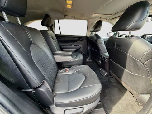 Used 2022 Toyota Highlander XLE FWD image 29