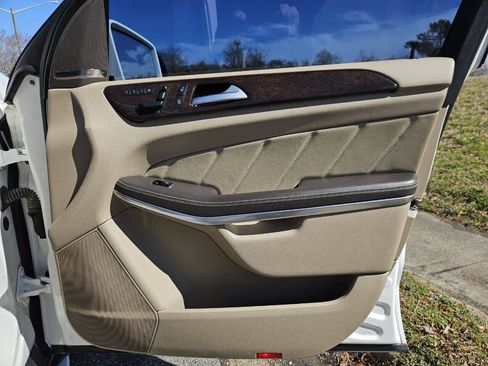 Used 2014 Mercedes-Benz GL 450 4MATIC image 17