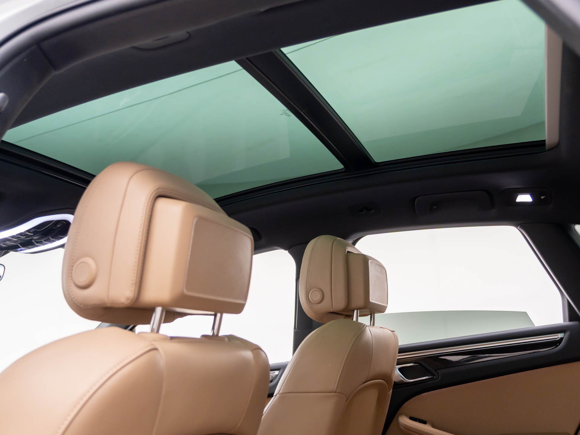 Certified 2023 Porsche Macan AWD/4WD image 17