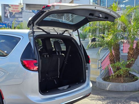 New 2026 Chrysler Pacifica Select image 8