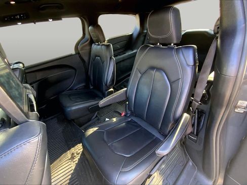 Used 2021 Chrysler Pacifica Touring-L w/ Uconnect Theater Family Group FWD image 18