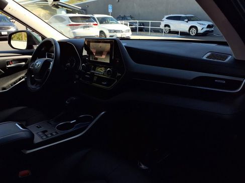 Used 2023 Toyota Highlander XLE image 22