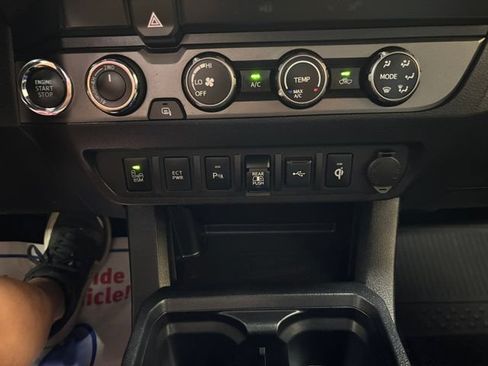 Used 2020 Toyota Tacoma TRD Off-Road w/ Technology Package AWD/4WD image 21