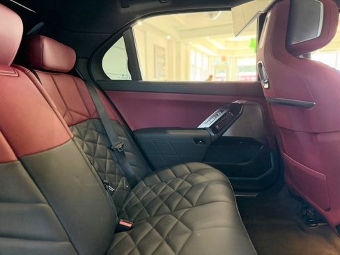 Used 2024 BMW 740i w/ Premium Package 2 RWD image 24