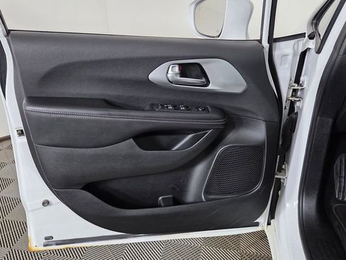 Used 2018 Chrysler Pacifica Touring-L Plus w/ S Appearance Package FWD image 14