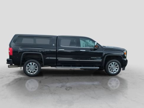Used 2017 GMC Sierra 2500 Denali w/ Suspension Package, Off-Road AWD/4WD image 9