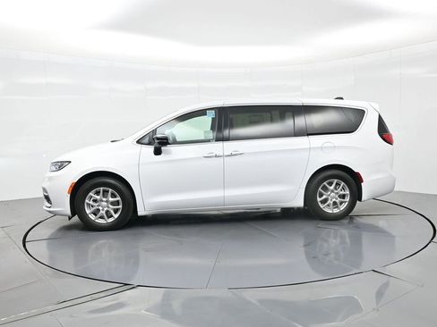 New 2026 Chrysler Pacifica Select image 10