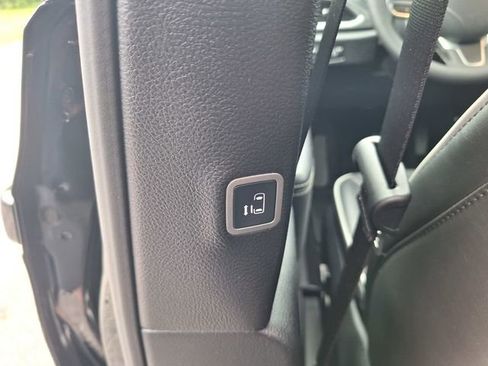 Used 2026 Chrysler Pacifica Limited FWD image 15