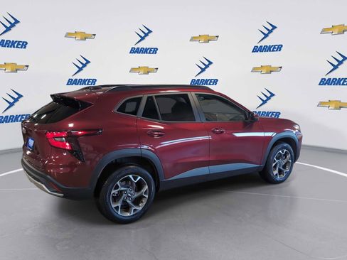 Used 2025 Chevrolet Trax LT w/ LT Convenience Package image 8