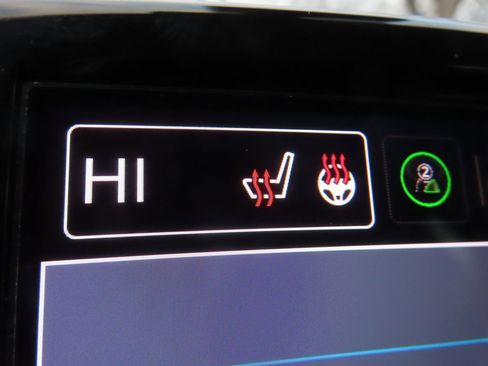 Certified 2024 Chrysler Pacifica Touring-L image 9