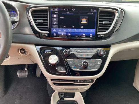 Used 2023 Chrysler Pacifica Touring-L FWD image 25