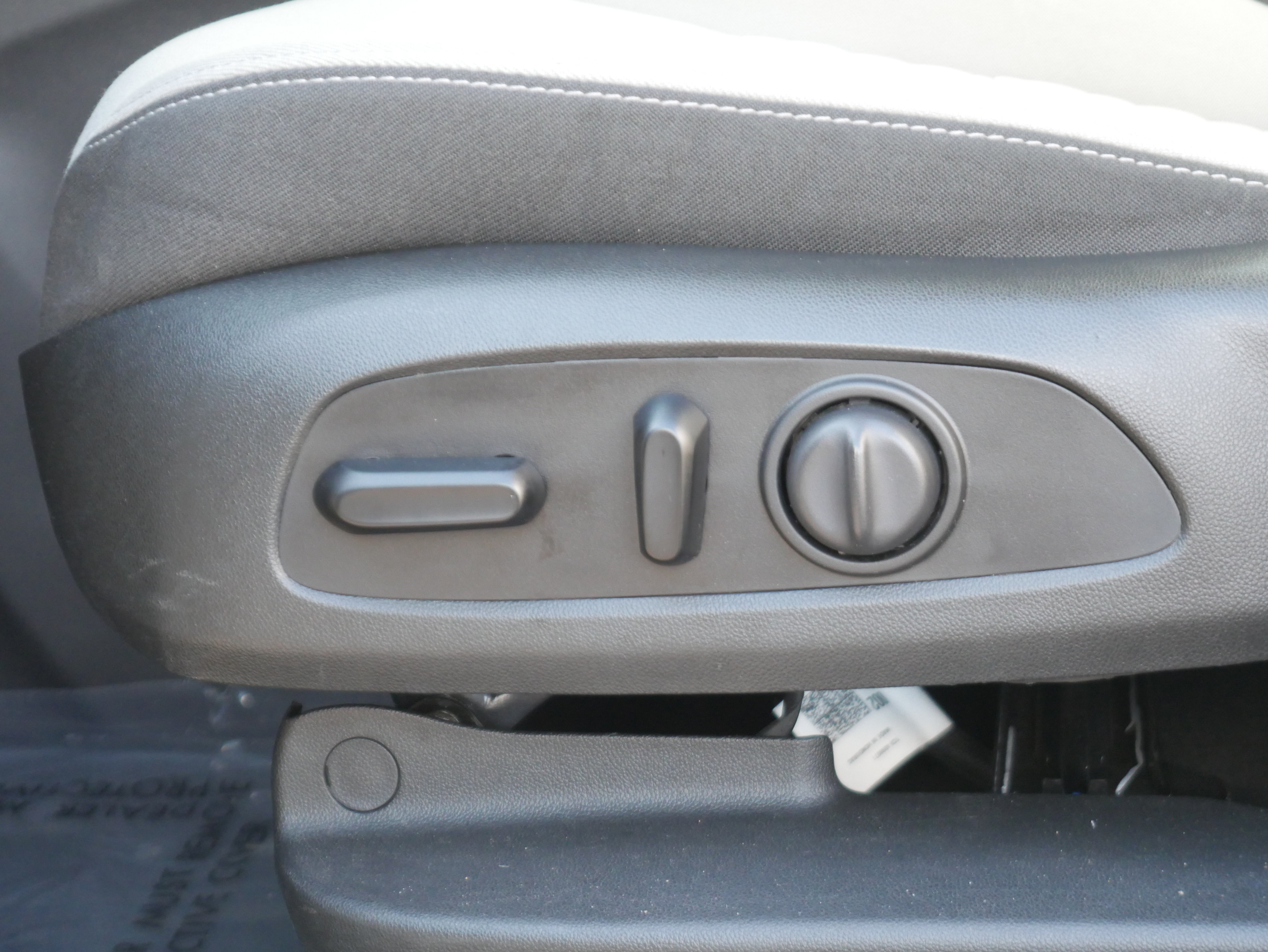 Used 2021 Chevrolet Equinox LS w/ LS Convenience Package AWD/4WD image 13