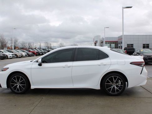 Used 2021 Toyota Camry SE w/ Blackout Package (TMS) image 4