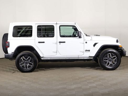 Used 2025 Jeep Wrangler Unlimited Sahara AWD/4WD image 17
