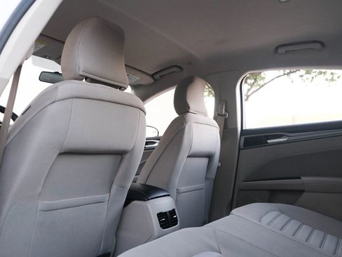 Used 2018 Ford Fusion SE image 25