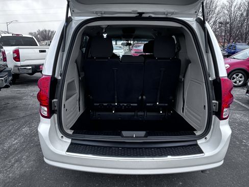 Used 2017 Dodge Grand Caravan SE w/ UConnect Hands-Free Group image 9