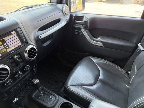 Used 2017 Jeep Wrangler Unlimited Sahara w/ Connectivity Group AWD/4WD image 32