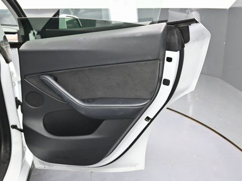 Used 2022 Tesla Model Y Long Range image 41