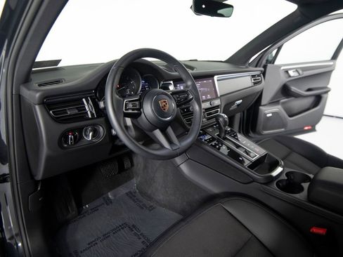 Certified 2025 Porsche Macan image 16