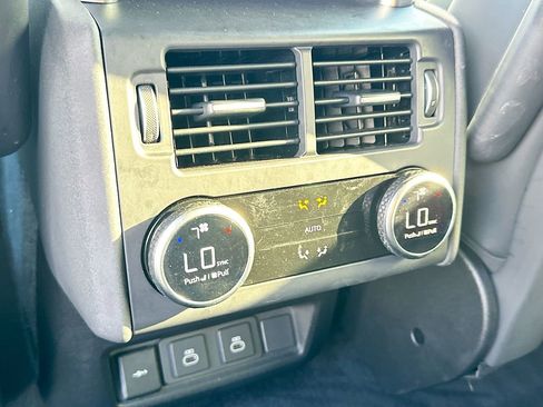 Used 2023 Land Rover Discovery Metropolitan Edition image 25