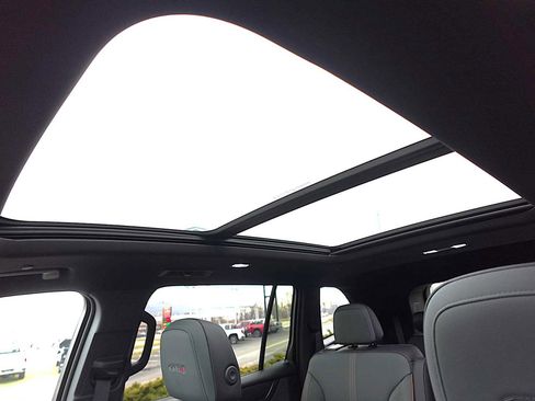 Used 2025 GMC Acadia AT4 w/ Luxury Package image 26