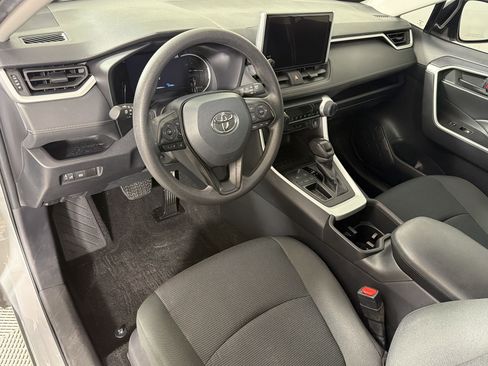 Used 2024 Toyota RAV4 LE FWD image 4