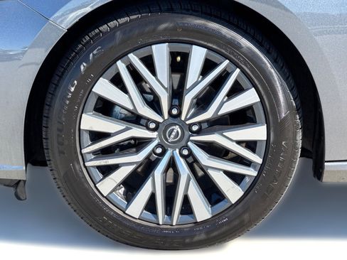 Used 2024 Nissan Altima 2.5 SV image 10