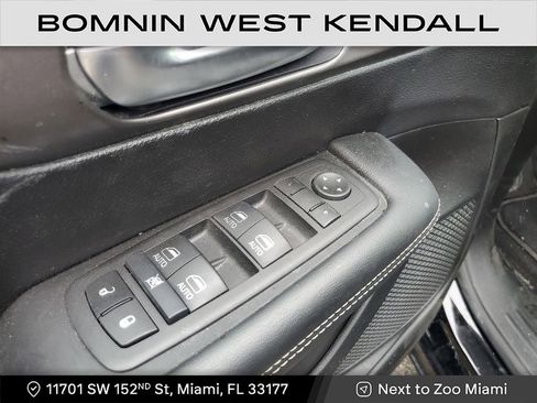 Used 2025 Chrysler Pacifica Select image 23