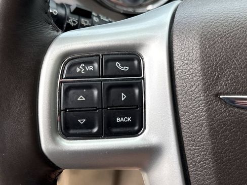 Used 2015 Chrysler Town & Country Touring FWD image 20