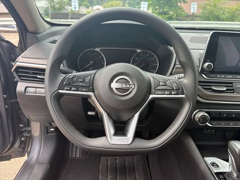 Used 2024 Nissan Altima 2.5 SV FWD image 15