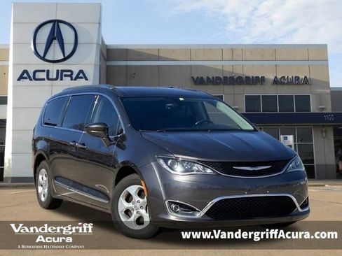 Used 2017 Chrysler Pacifica Touring-L Plus image 1