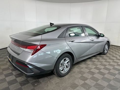 Certified 2024 Hyundai Elantra SE image 3