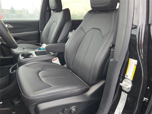 New 2026 Chrysler Voyager LX image 25