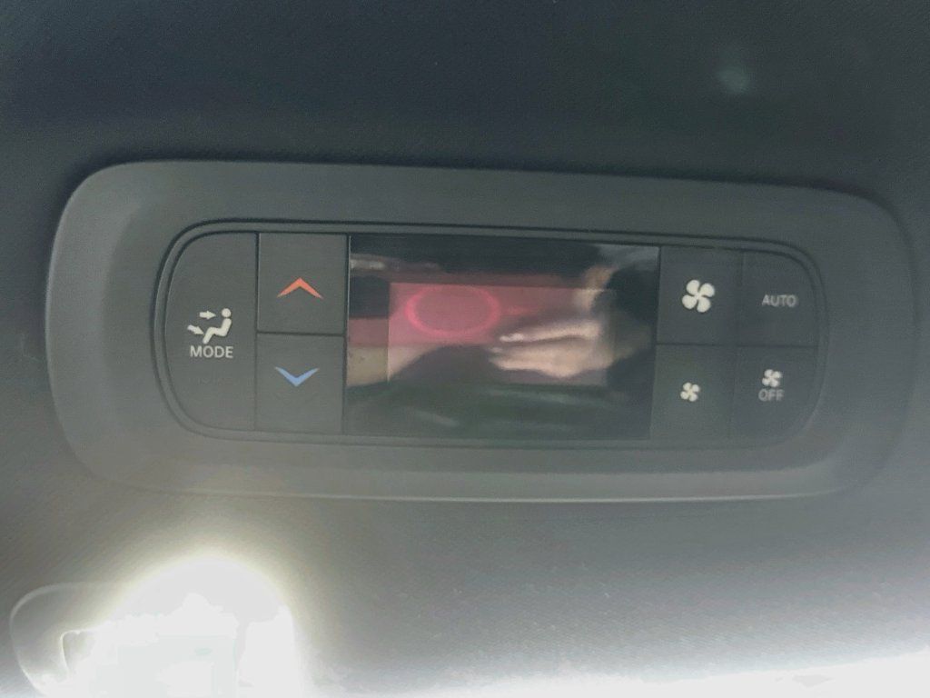 Used 2025 Chrysler Pacifica Limited FWD image 35
