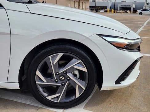 Used 2025 Hyundai Elantra SEL FWD image 8