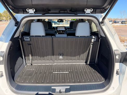 Used 2024 Toyota Highlander Limited image 29