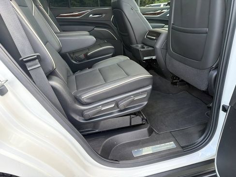 Used 2024 Cadillac Escalade Premium Luxury AWD/4WD image 15