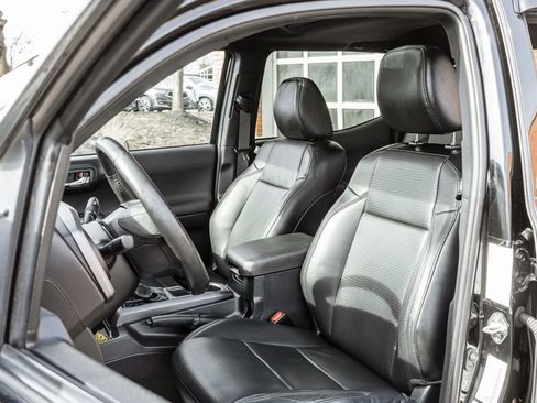 Used 2019 Toyota Tacoma TRD Sport image 6