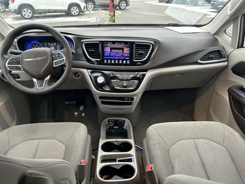 Used 2017 Chrysler Pacifica Touring image 27