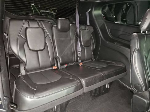 Used 2025 Chrysler Pacifica Select FWD image 13
